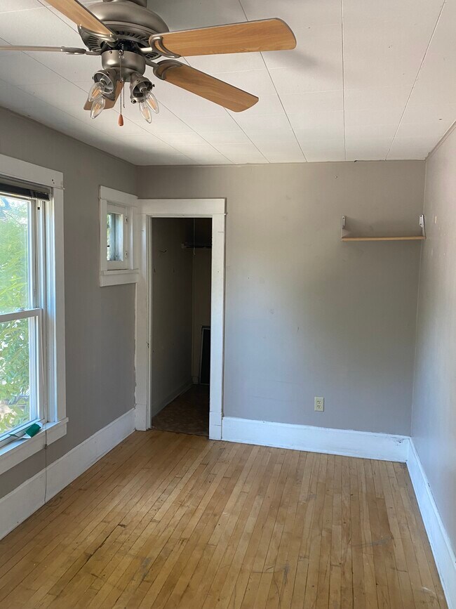 Dormitorio - 316 E Spring St