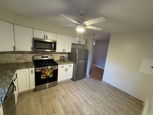 Building Photo - 1647 W Rascher Ave