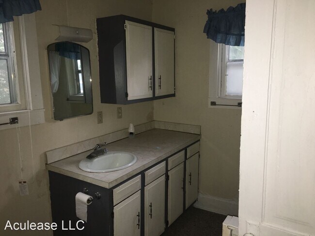 Building Photo - 2 br, 1 bath House - 508 W 5th