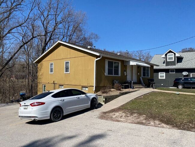 Foto del edificio - $1,395 | 3 Bedroom, 1 Bathroom Duplex | Pe...