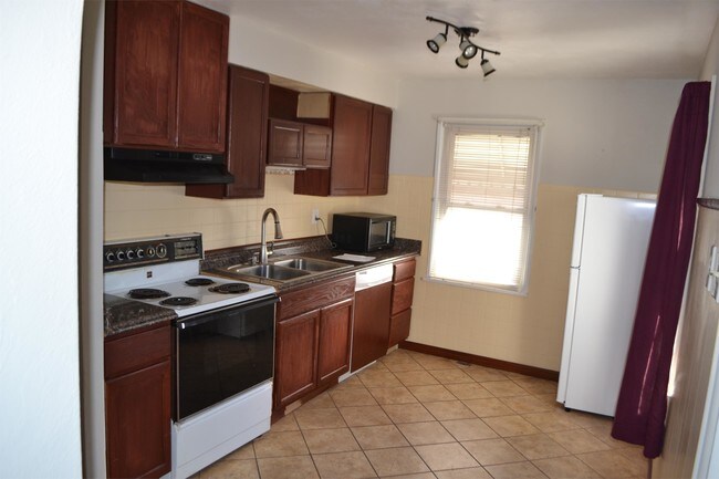 Building Photo - 431 Warfield Ave