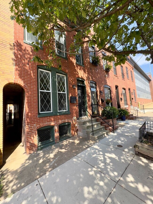 Foto del edificio - Charming 2 Bedroom/2.5 Bathroom Townhome in Canton, Baltimore, MD!