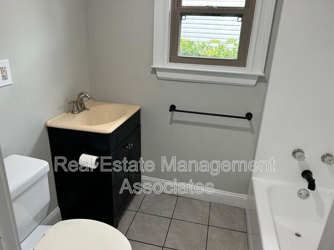 Building Photo - 206 W Tinsley St