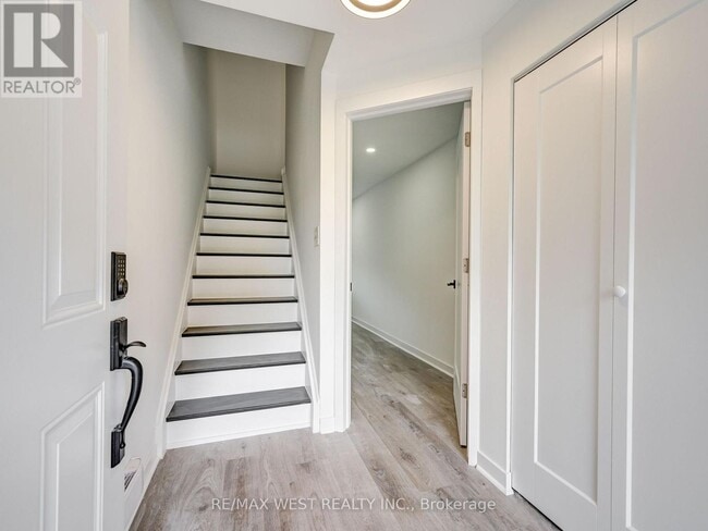 Building Photo - 22-822 Tandridge Crescent