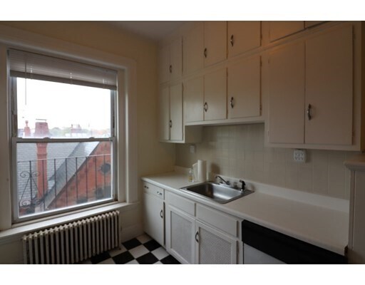 Building Photo - 1569 Beacon St