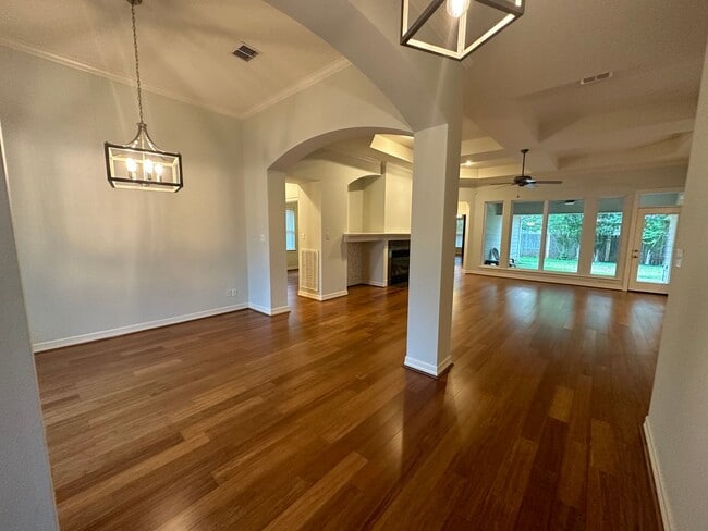 Building Photo - Gorgeous Updated 3 Bedroom Home