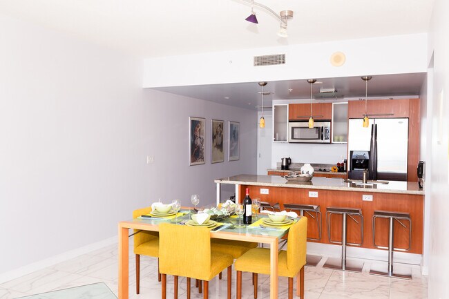Cocina bien equipada - 185 SW 7th St
