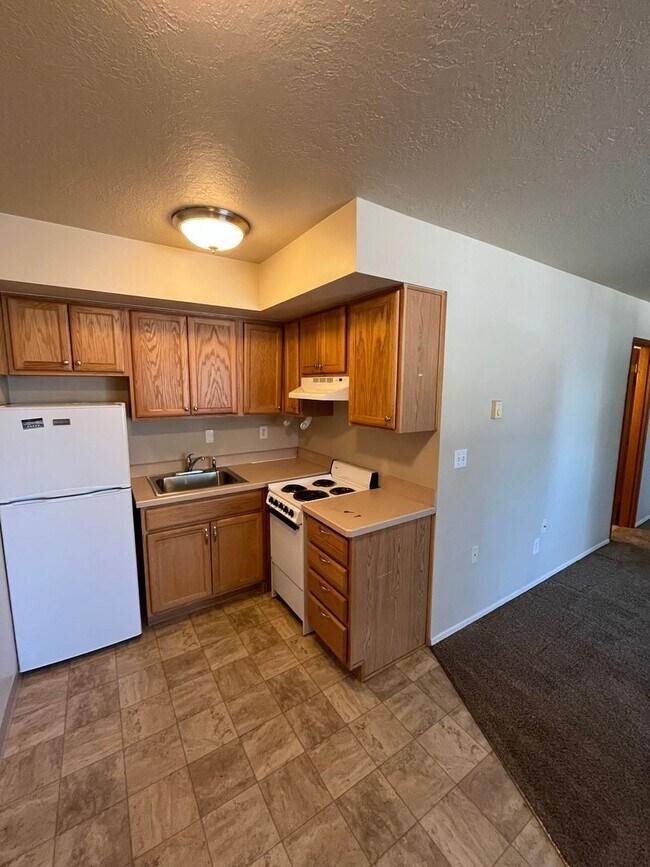Foto del edificio - Charming Studio Unit Near Downtown Redmond - The Pines Apartments