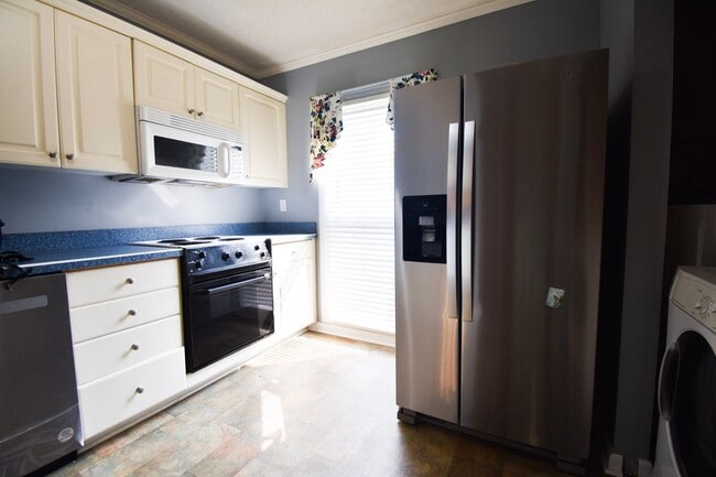 Foto del edificio - COMING SOON!! 3 Bedroom 1.5 Bathroom Townhome- Pets Considered