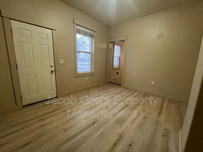 Foto del edificio - 353 H St