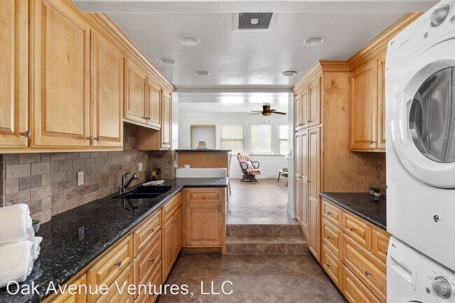 Foto del edificio - 6 br, 4.5 bath House - 1212 Oak Avenue