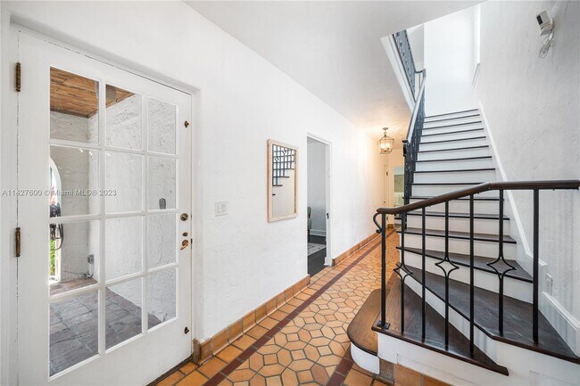Building Photo - 2424 Prairie Ave