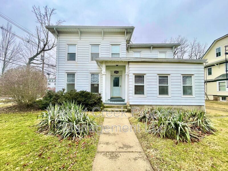 Primary Photo - 76 E College St