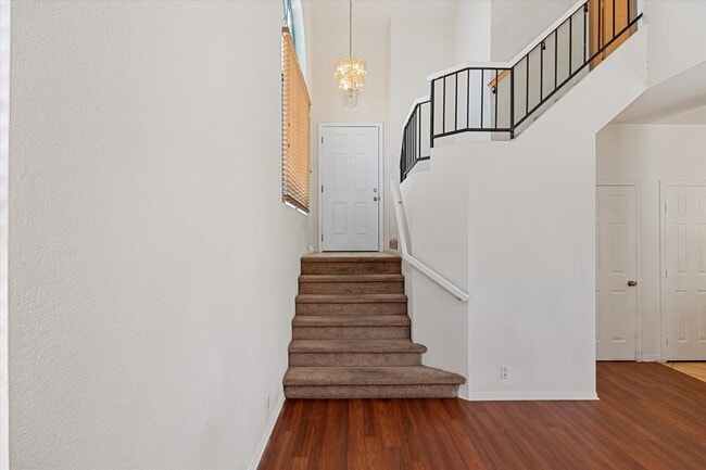 Foto del edificio - Centrally located Townhome/Fenced Yard