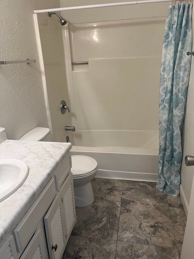Baño de arriba con bañera. - 5400 W 44th St