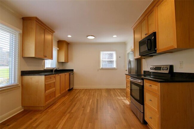 Building Photo - 1482 Dresden Dr NE