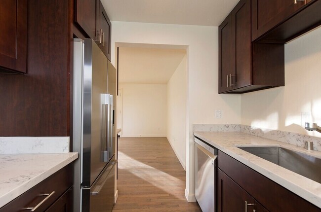 Building Photo - Spacious 2-Bed + Den, 2-Bath with In-Unit ...