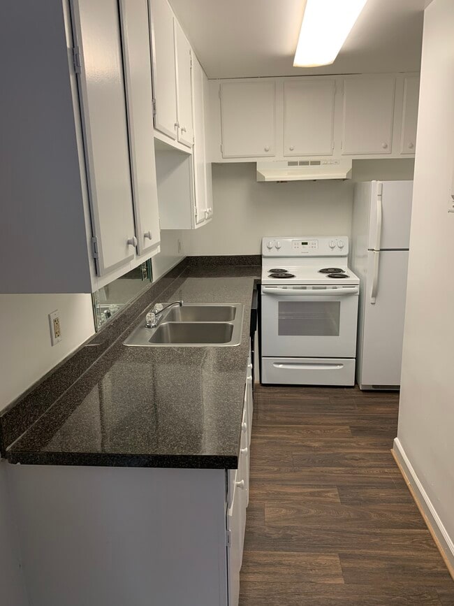 1BR - Kitchen - Harbor Oak Townhomes