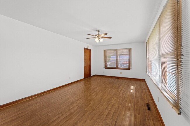 Foto del edificio - 1457 Columbia Hwy N