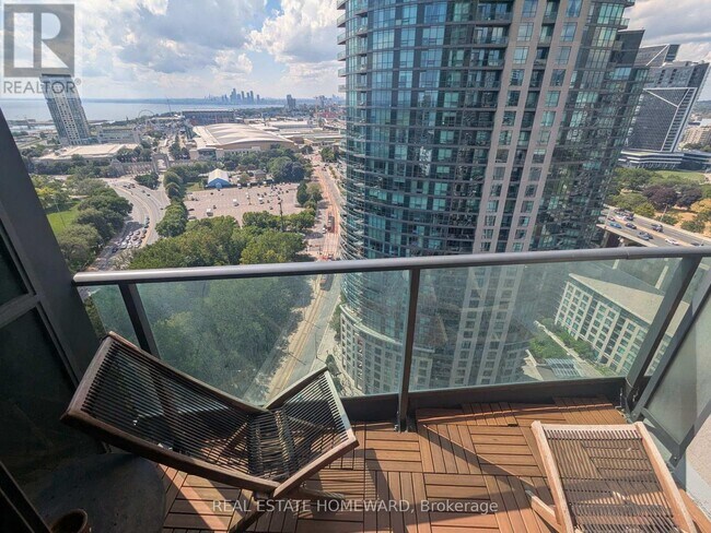 Building Photo - 215 Fort York Blvd