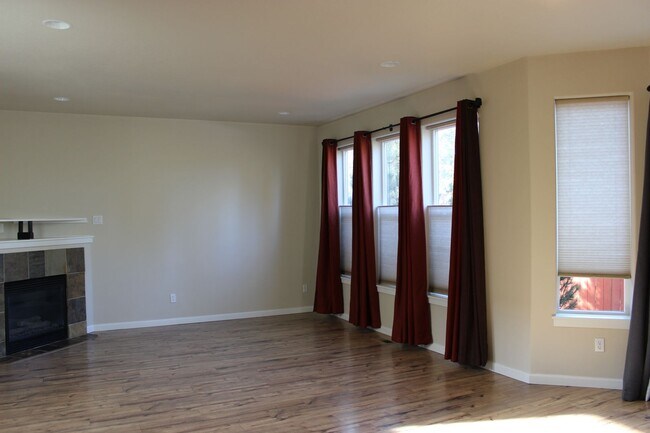 Foto del edificio - Westside Bend Home Near Old Mill | Spacious Layout & Fenced Yard