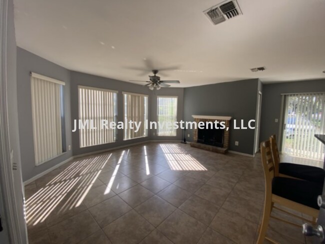 Building Photo - 2 bedroom 2 bath 1st floor condo in the Hi...