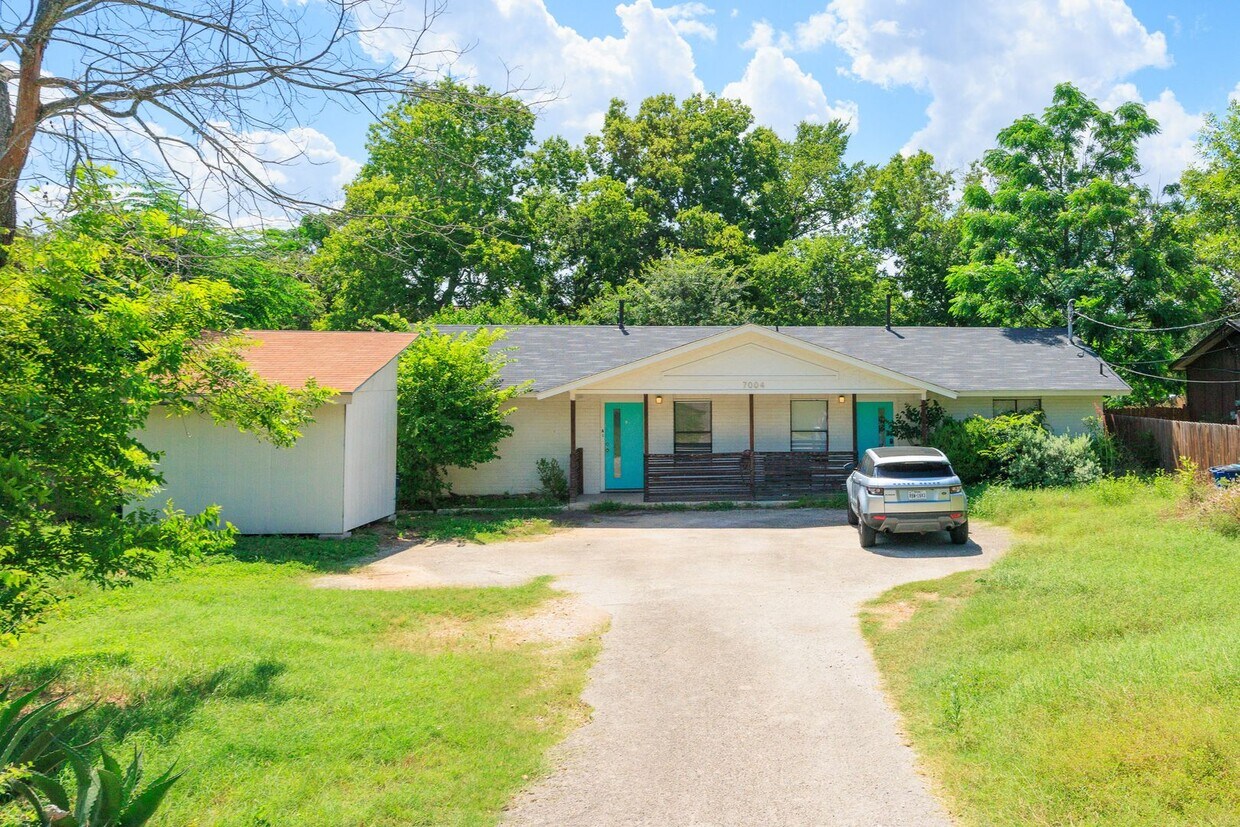 Primary Photo - Easy Access to South Congress!!!!