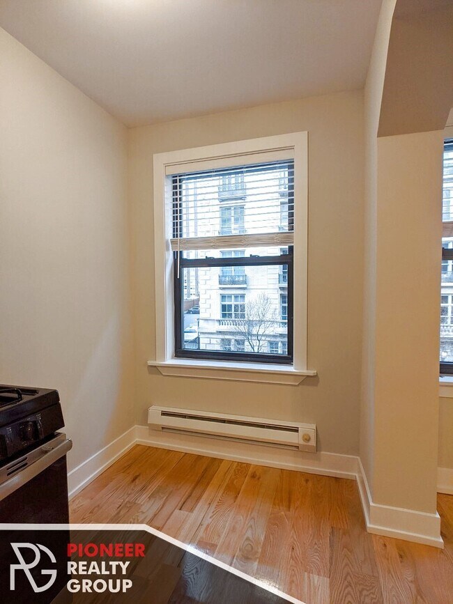 Foto del edificio - 429 W Roscoe St