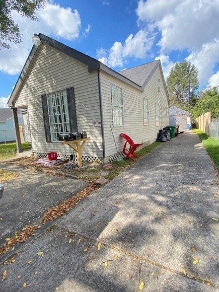 Photo - 2042 Pasadena St Apartment