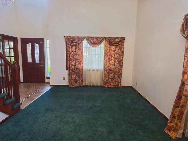 Foto del edificio - 5 Bedroom/ 4 Bath Two-Story in Governors Place