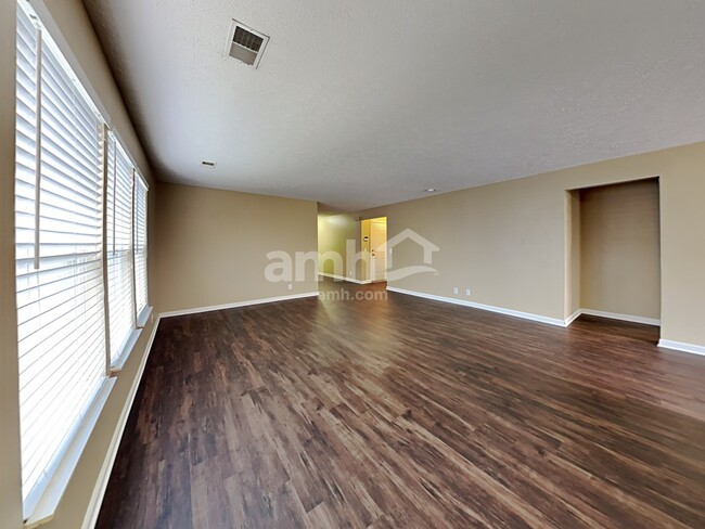 Foto del edificio - 3136 Hidden Creek Dr