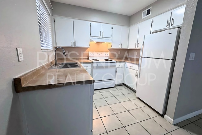Building Photo - Charming 2-bedrooms, 1-bath ground level u...