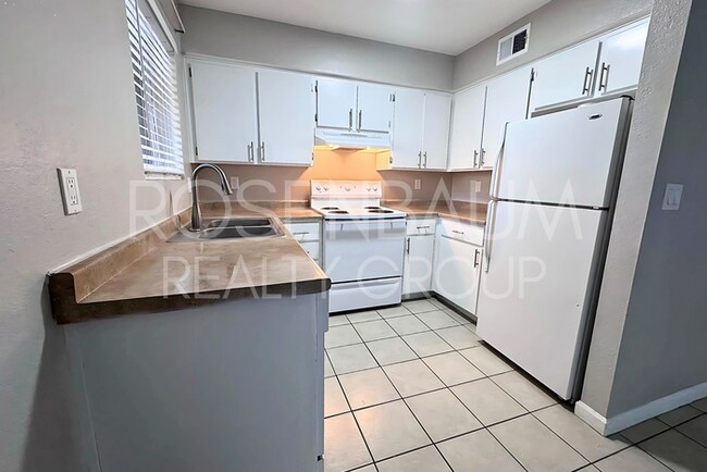 Foto del edificio - Charming 2-bedrooms, 1-bath ground level u...