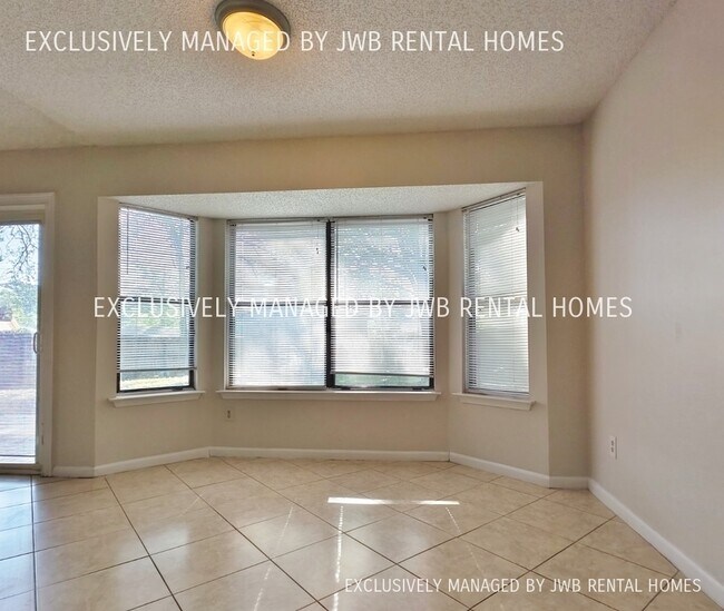 Foto del edificio - 2401 Winterwood Cir W