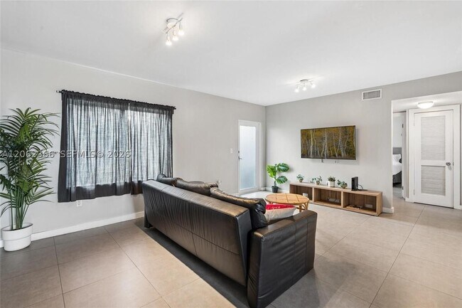 Foto del edificio - 437 NE 69th St