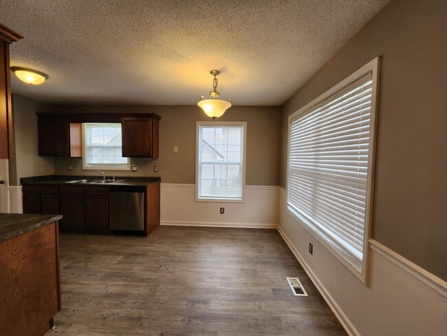 Building Photo - $2100.00 4 Beds 3 Baths and Bonus Room