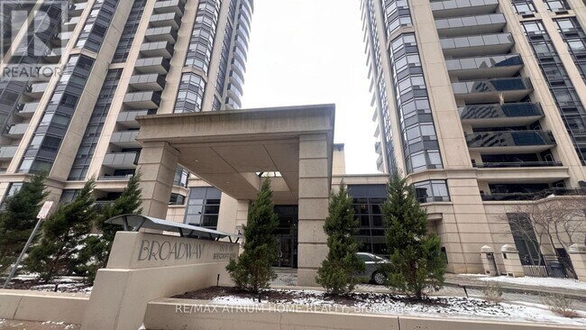 Photo du bâtiment - 155-2155 Beecroft Rd