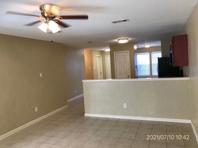 Building Photo - 701 Live Oak Dr