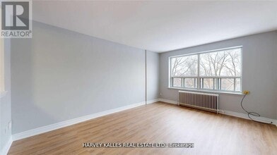 Building Photo - 4 Greentree Ct