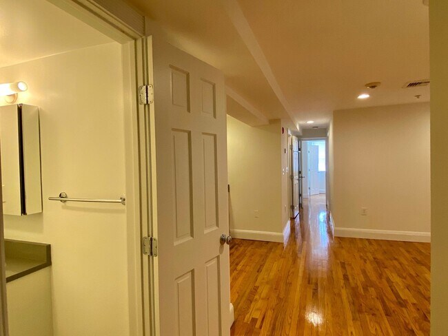 Foto del edificio - Nicely renovated 2 bed 1.5 bath in a prime...