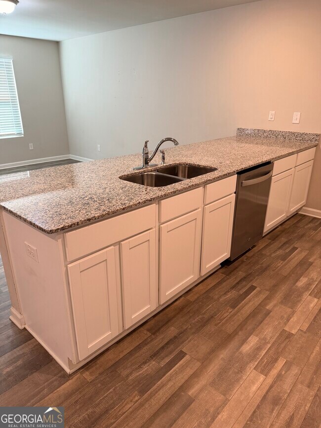 Foto del edificio - 725 Cole Dr