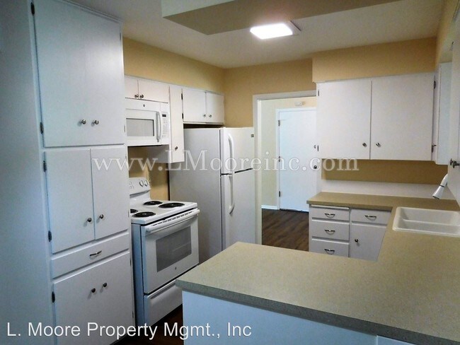 Building Photo - 6895 SW Rollingwood Dr