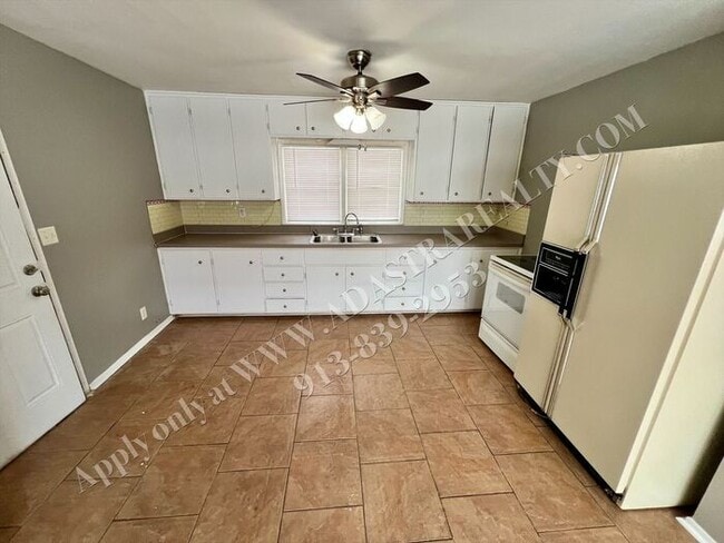 Foto del edificio - Updated 2 Bedroom 1 Bath House in North KC-Coming SOON!!