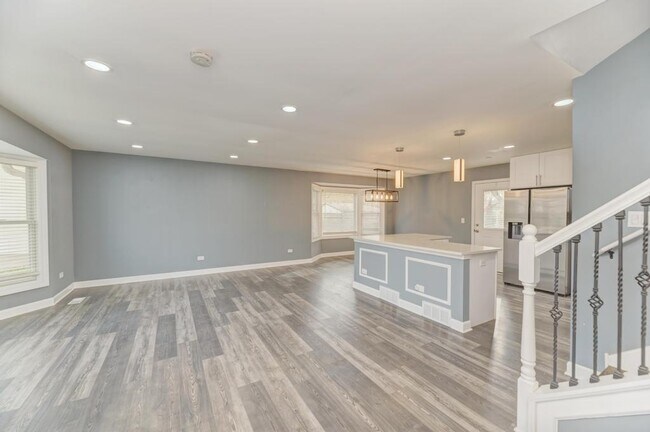 Building Photo - 585 Cambridge Way