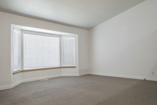 Building Photo - Spacious & open 3 bed 2 bath rambler W/3 c...