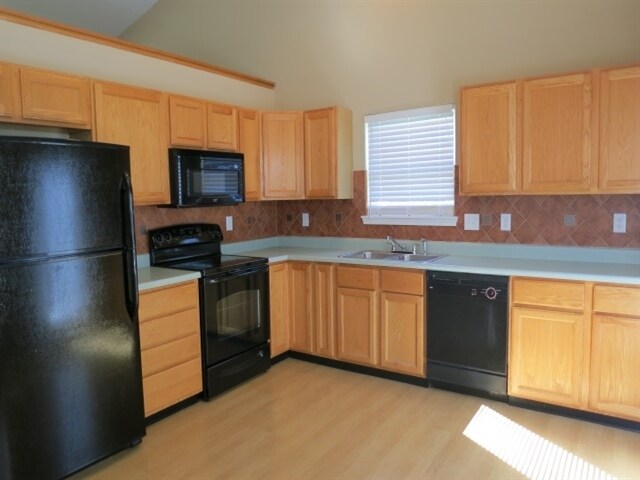 Building Photo - 3651 Catalpa Avenue