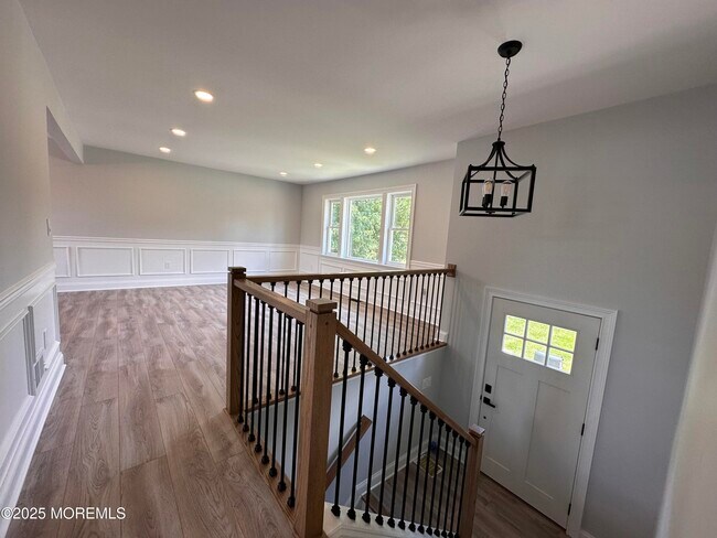 Building Photo - 156 Cliffwood Ave W
