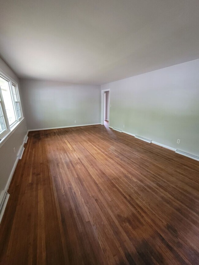 Foto del edificio - Adorable 3 BR Ranch.  Hardwoods throughout!