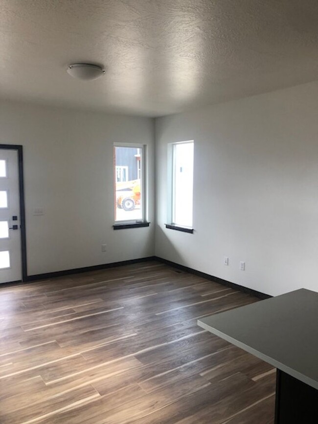 Building Photo - Beautiful  new 3 bedroom 1 bath and 1/2 in...