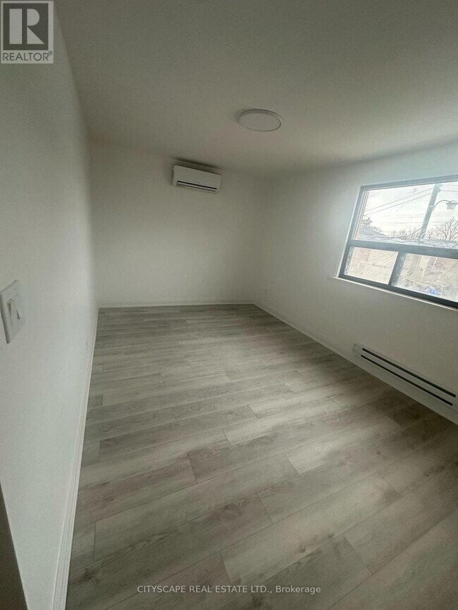 Photo du bâtiment - 1710 St Clair Ave W